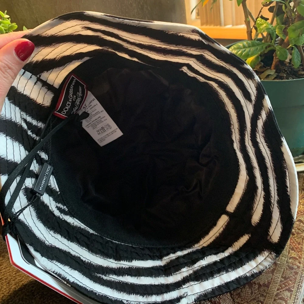 Authentic DOLCE & GABBANA ZEBRA PRINT DG LOGO BUCKET HAT - Picture 3 of 14